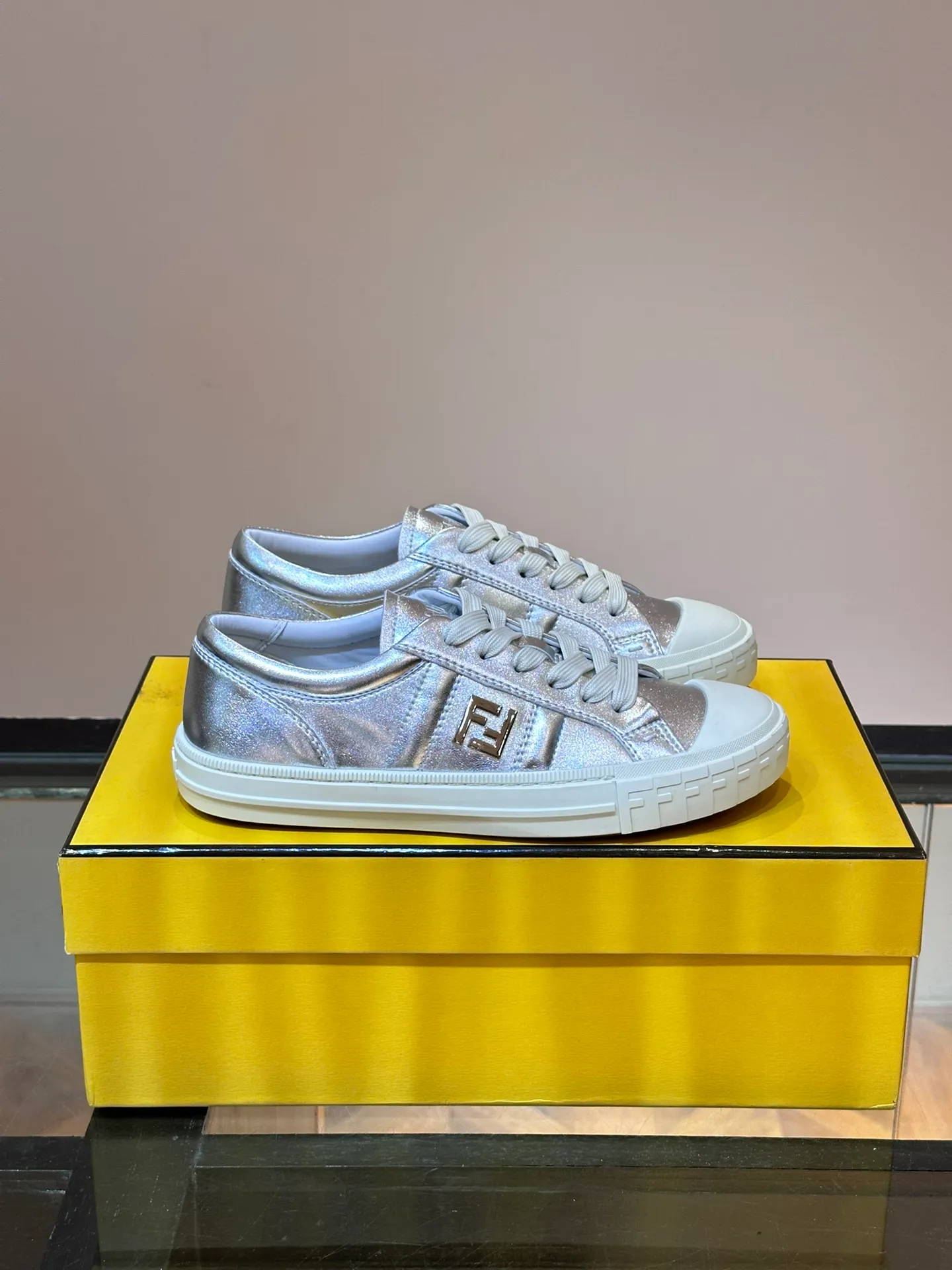 Men's Men's Shoes 💰380 [New Style] 🍿🍿Fendi Fendi Casual Sneakers Skateboard Shoes, the new Domino sneakers have become a favorite shoe. For those who want to create a simple and FENDI-characteristic look, this shoe is the perfect choice. Because this sneaker is one of the most cost-effective among FENDI's entry-level sneakers, it provides a great opportunity to attract and attract all customers who love easy and comfortable everyday sneakers. Size: 38-45 (men’s size 38.45 customized)